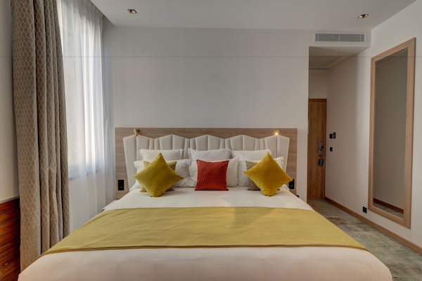 Suite Superior, 1 Tempat Tidur King, bathtub | Seprai premium, bantalan ekstra lembut, brankas, dan meja kerja