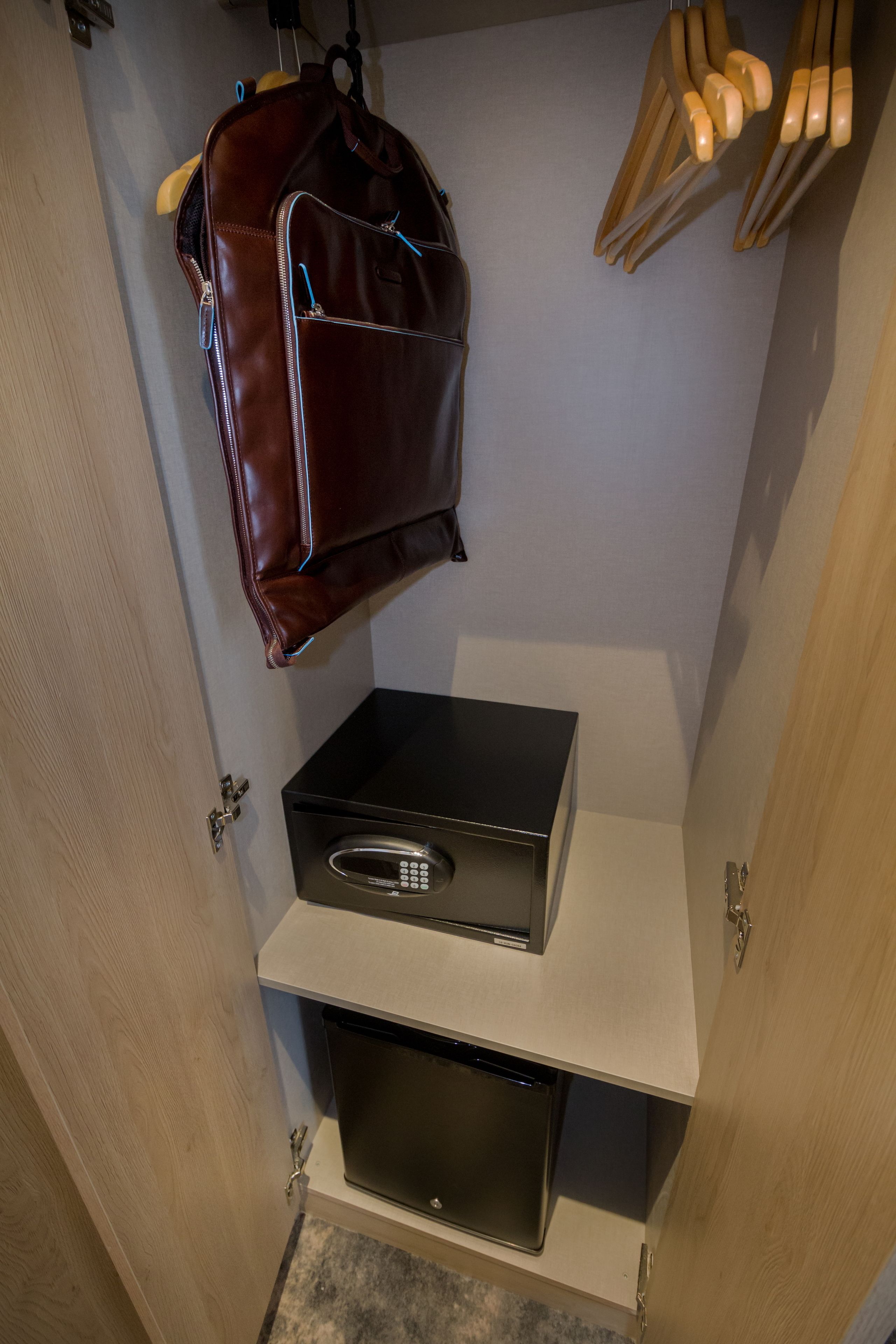 exclusive room, 1 queen bed, non smoking | premium bedding, pillow-top beds, in-room safe, desk