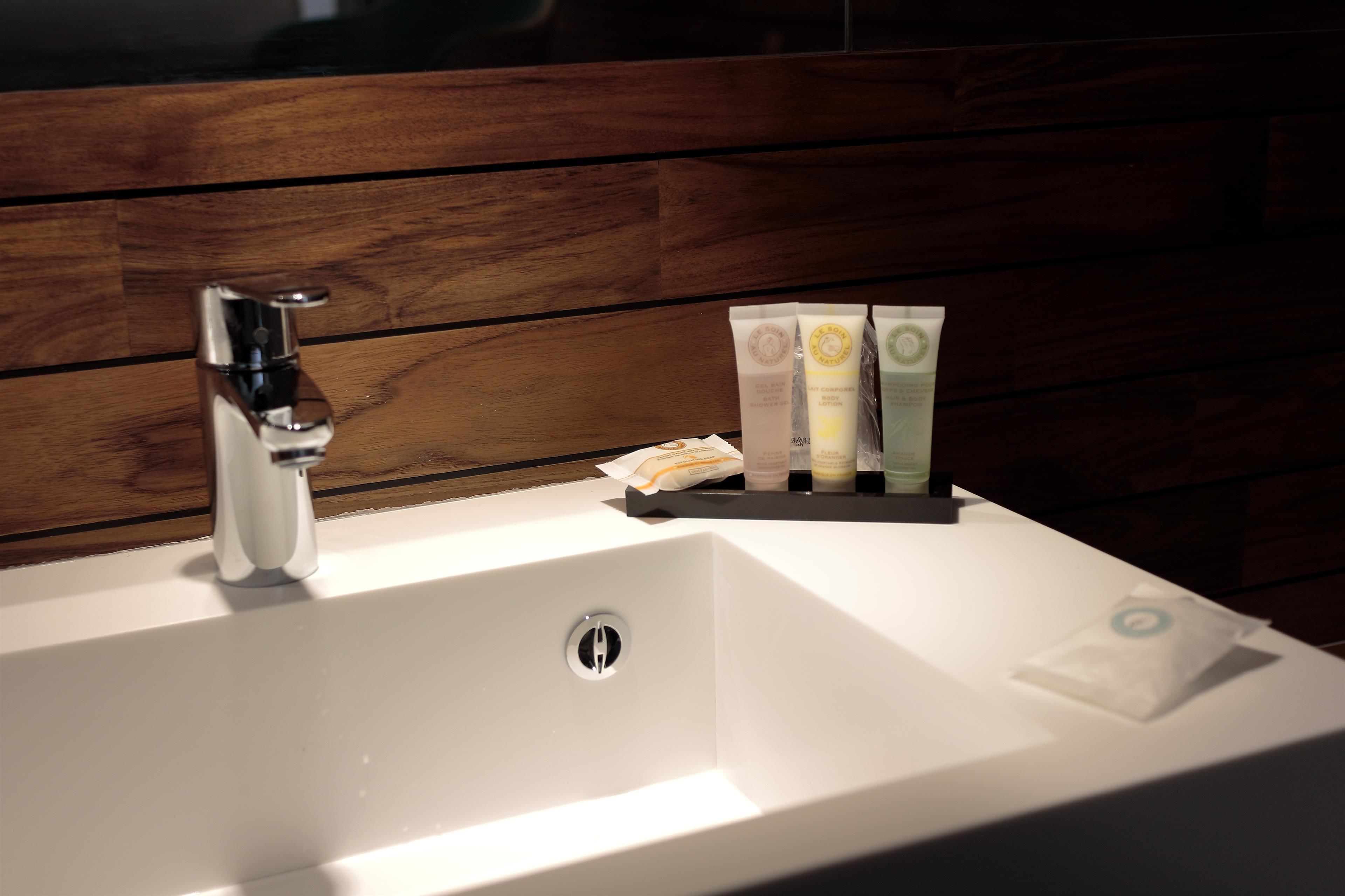 superior suite, 1 king bed, bathtub | bathroom | shower, eco-friendly toiletries, hair dryer, towels