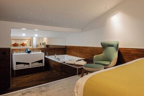 أغطية فراش متميزة وأسرّة بطبقة علوية مريحة وخزنة داخل الغرفة ومكتب