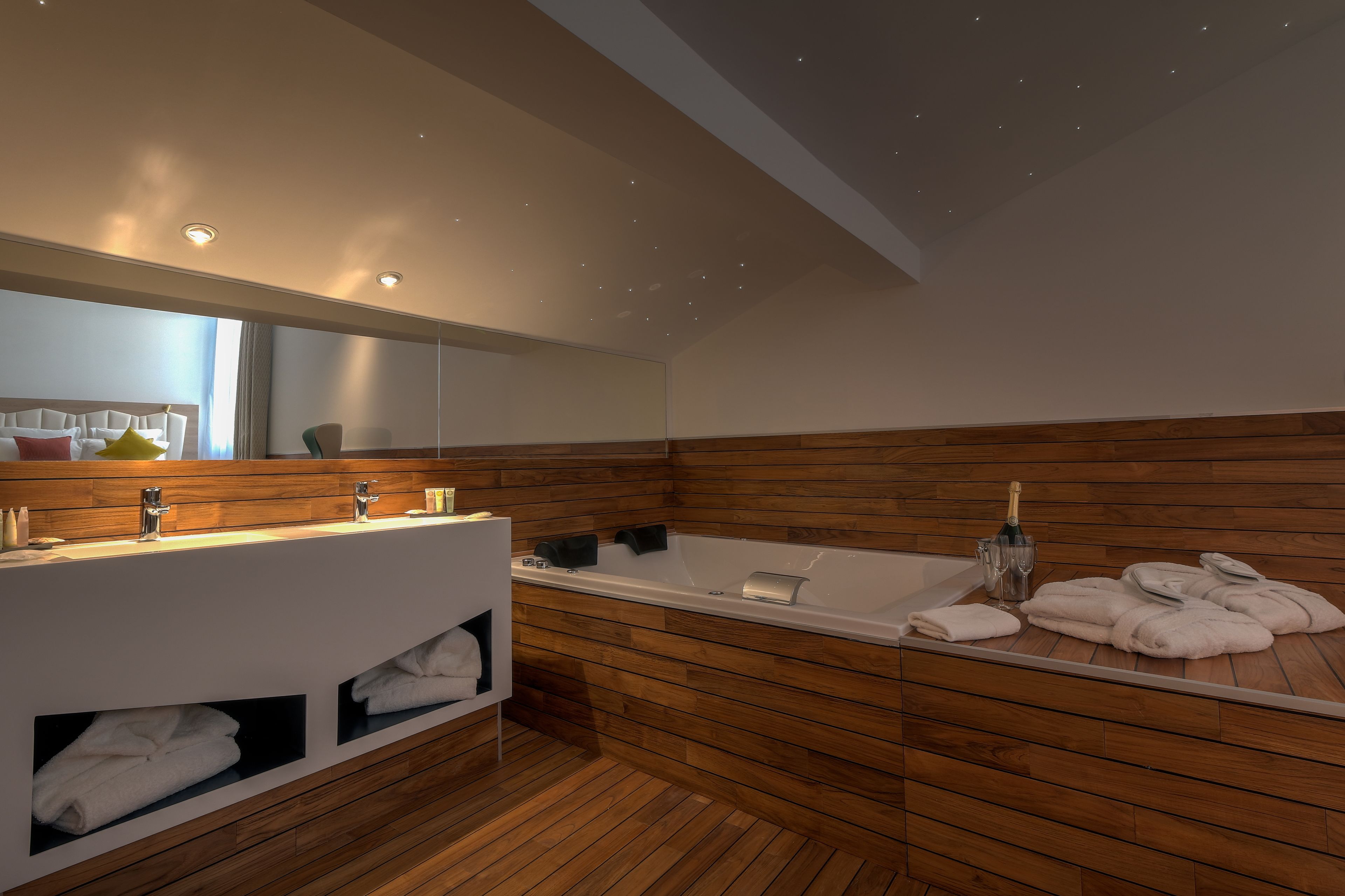 superior suite, 1 king bed, bathtub | bathroom amenities | shower, eco-friendly toiletries, hair dryer, towels