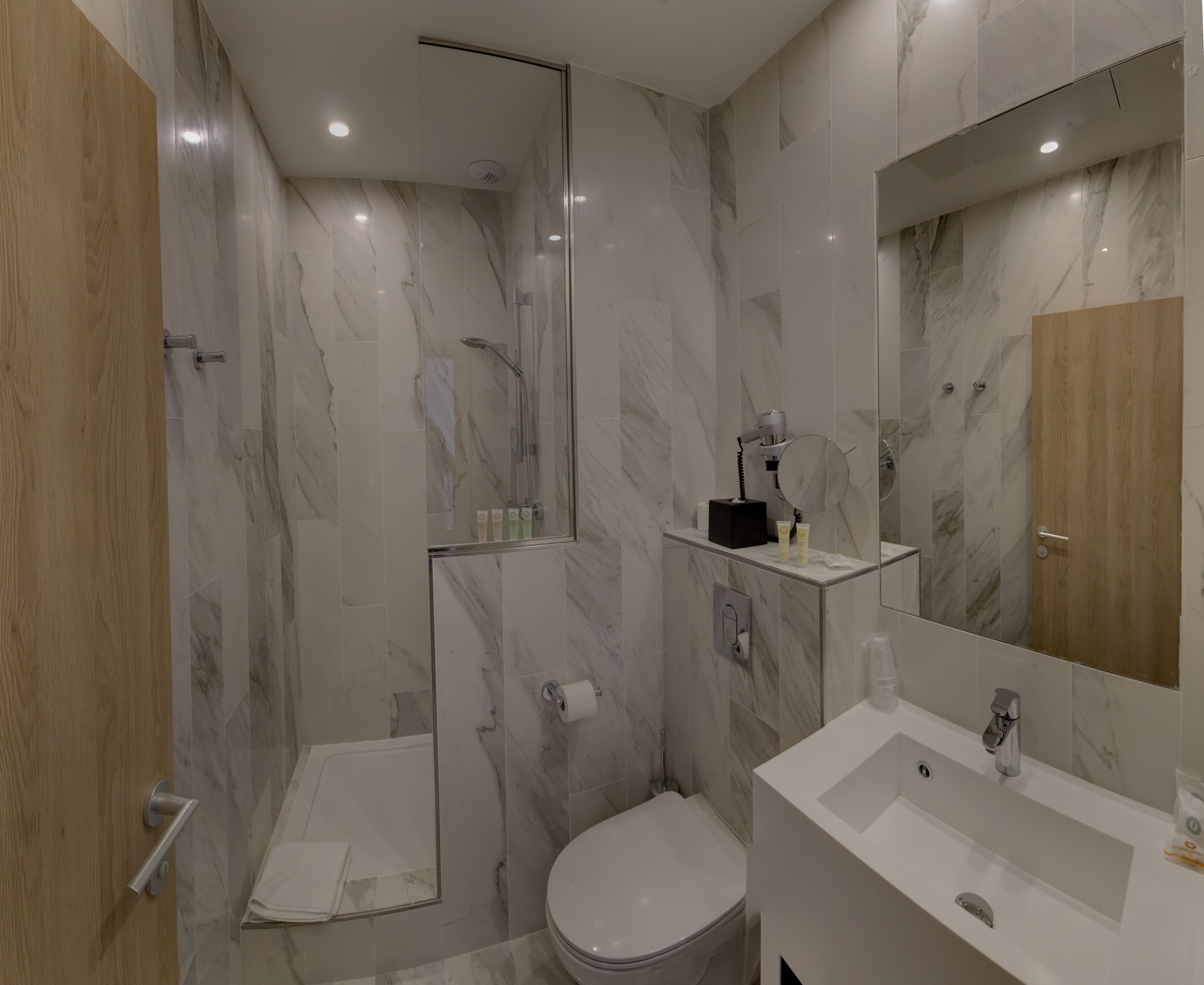 Ein modernes Badezimmer mit Dusche, Toilette und Waschbecken.