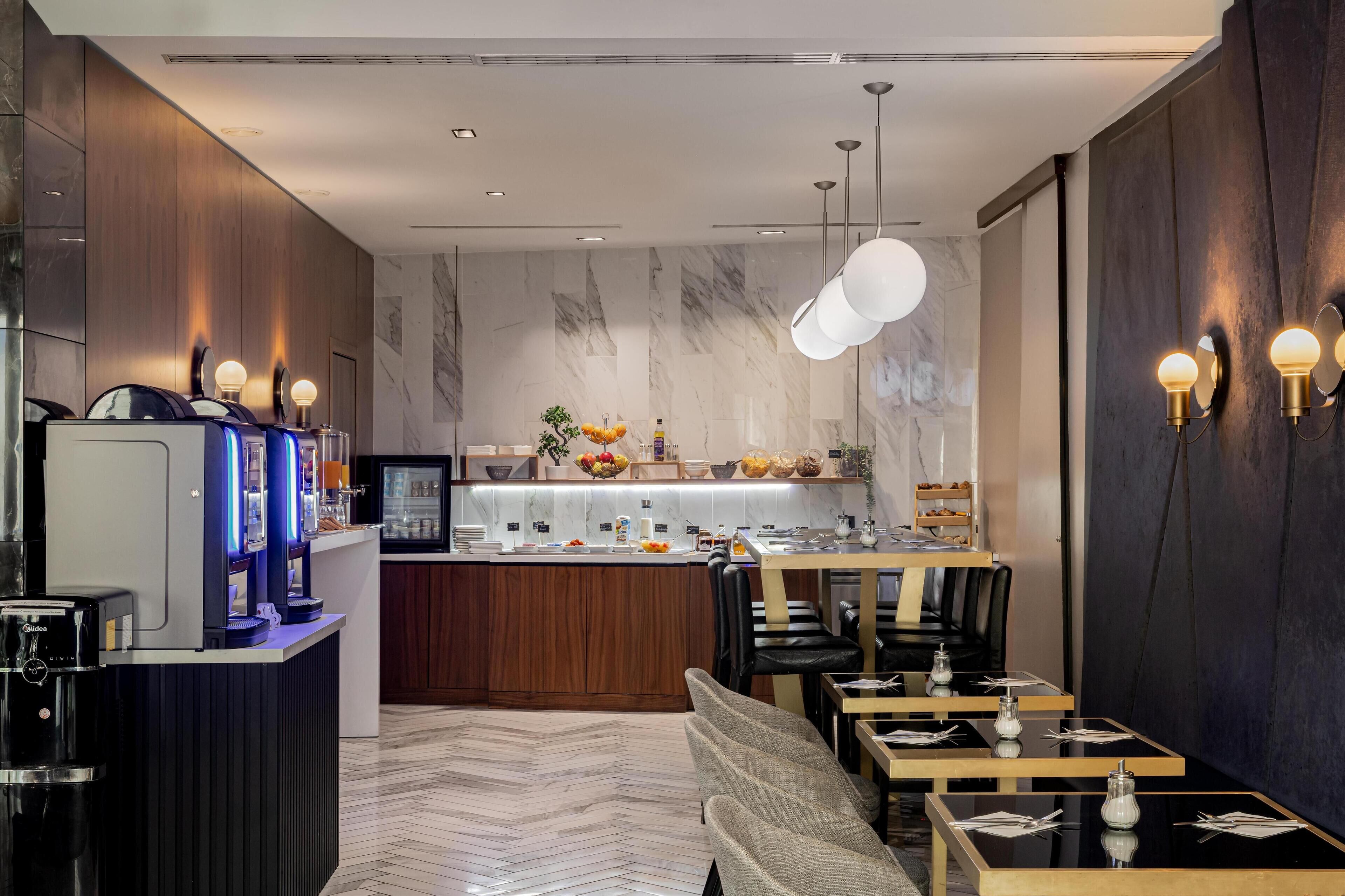 Tägliches Frühstücksbuffet (16 EUR pro Person)