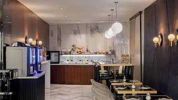 Tägliches Frühstücksbuffet (16 EUR pro Person)