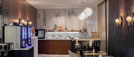 Petit déjeuner buffet (16 EUR par personne)