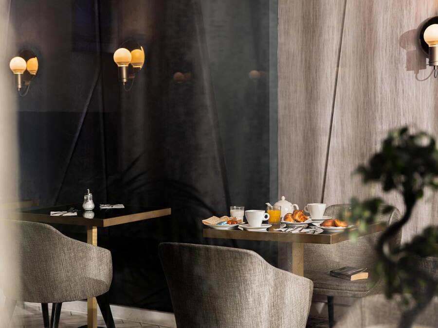 Tägliches Frühstücksbuffet (16 EUR pro Person)