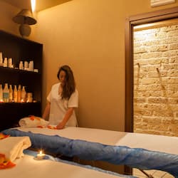 Sauna, hot tub, steam room, Turkish bath/hammam, body treatments
