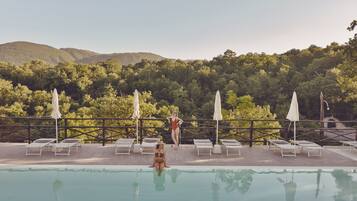 Piscine extérieure (ouverte en saison), chaises longues