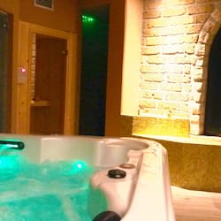 Sauna, hot tub, steam room, Turkish bath/hammam, body treatments
