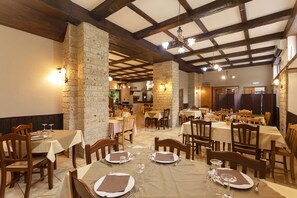 Petit déjeuner et déjeuner servis sur place, restauration en plein air 