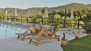 Seasonal outdoor pool, open 9 AM to 7 PM, pool loungers
