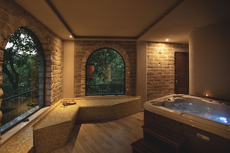 Un sauna, una bañera de hidromasaje, baño turco, baño turco/hammam