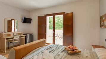 Deluxe Suite | Desk, cribs/infant beds, free WiFi
