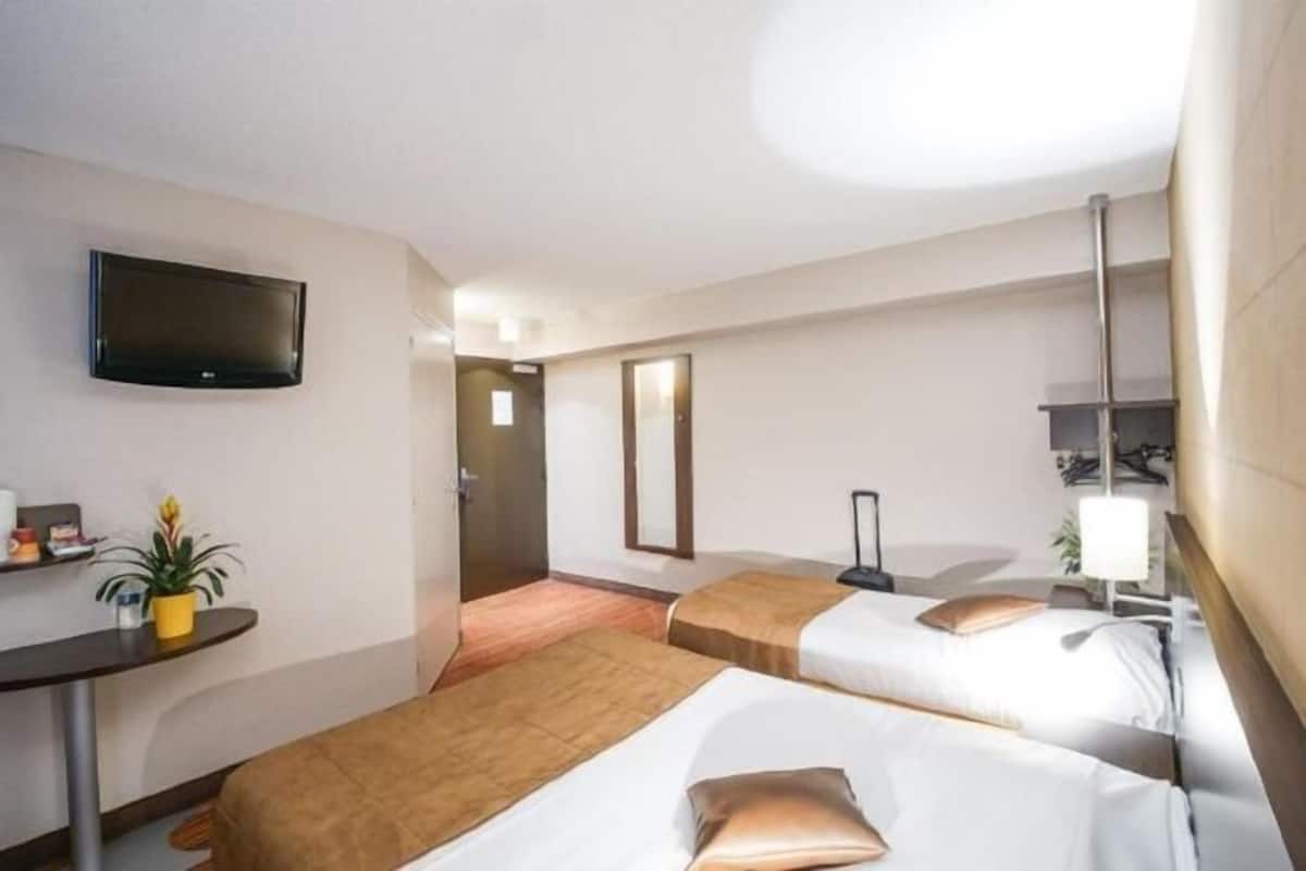 Premium bedding, desk, free WiFi