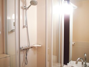 تجهيزات دش، مستلزمات مجانية للعناية الشخصية، مجففات شعر، مناشف