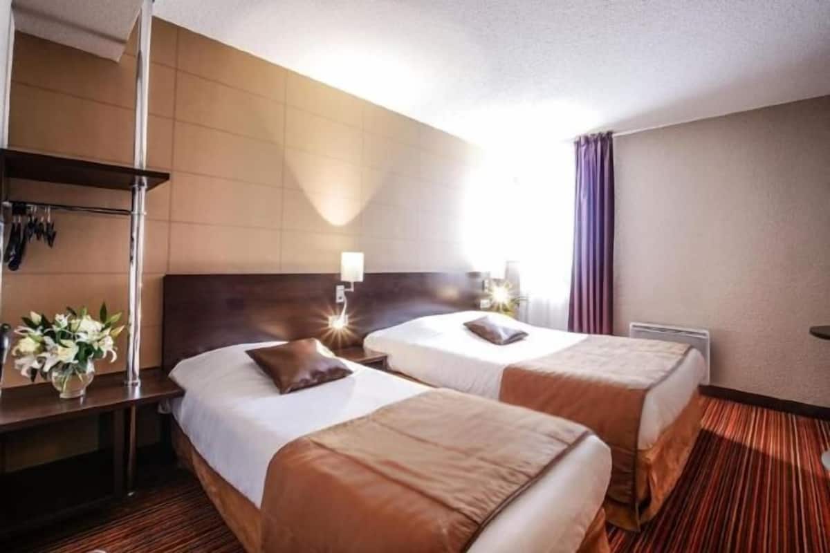 Premium bedding, desk, free WiFi