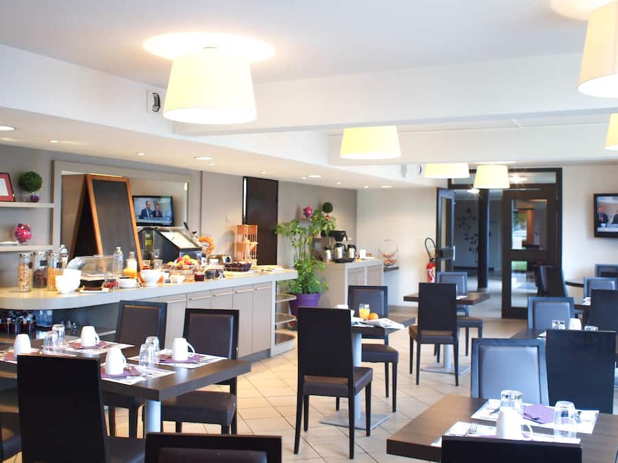 Petit déjeuner et dîner servis sur place, spécialités Cuisine régionale