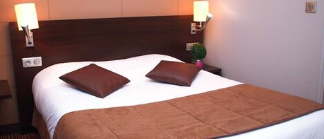 Premium bedding, desk, free WiFi