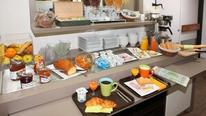 Ein reichhaltiges Frühstücksbuffet mit Speisen und Getränken.