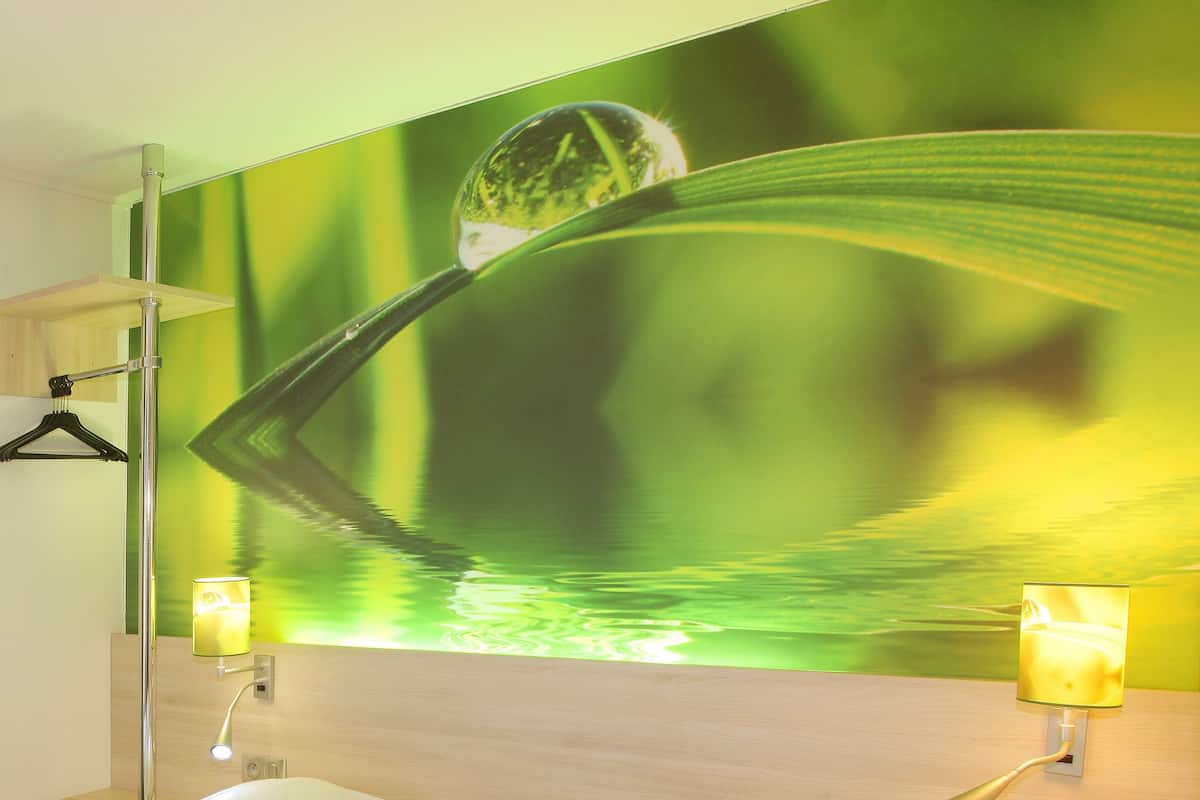 1 Schlafzimmer, Schreibtisch, schallisolierte Zimmer