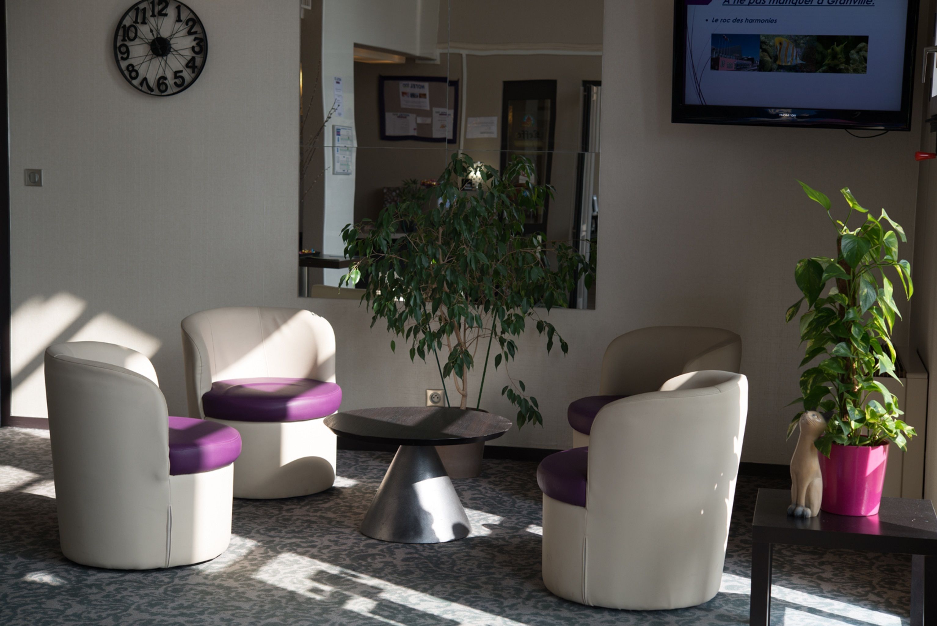 Lobby-lounge