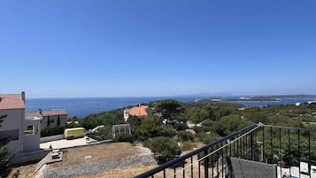 Comfort kamer, balkon, uitzicht op zwembad | Terras
