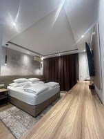 双人房, 1 张特大床, 阳台, 泳池景观 | 熨斗/熨板、免费 WiFi、床单