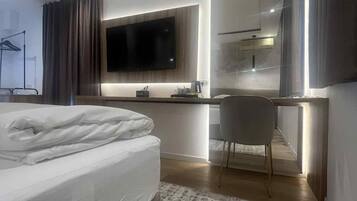 Kamar Double Deluks, 1 Tempat Tidur King, teras, pemandangan laut | Setrika/meja setrika, Wi-Fi gratis, dan seprai linen