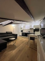 Suite (Attic) | Cocina privada | Frigorífico y hervidor eléctrico