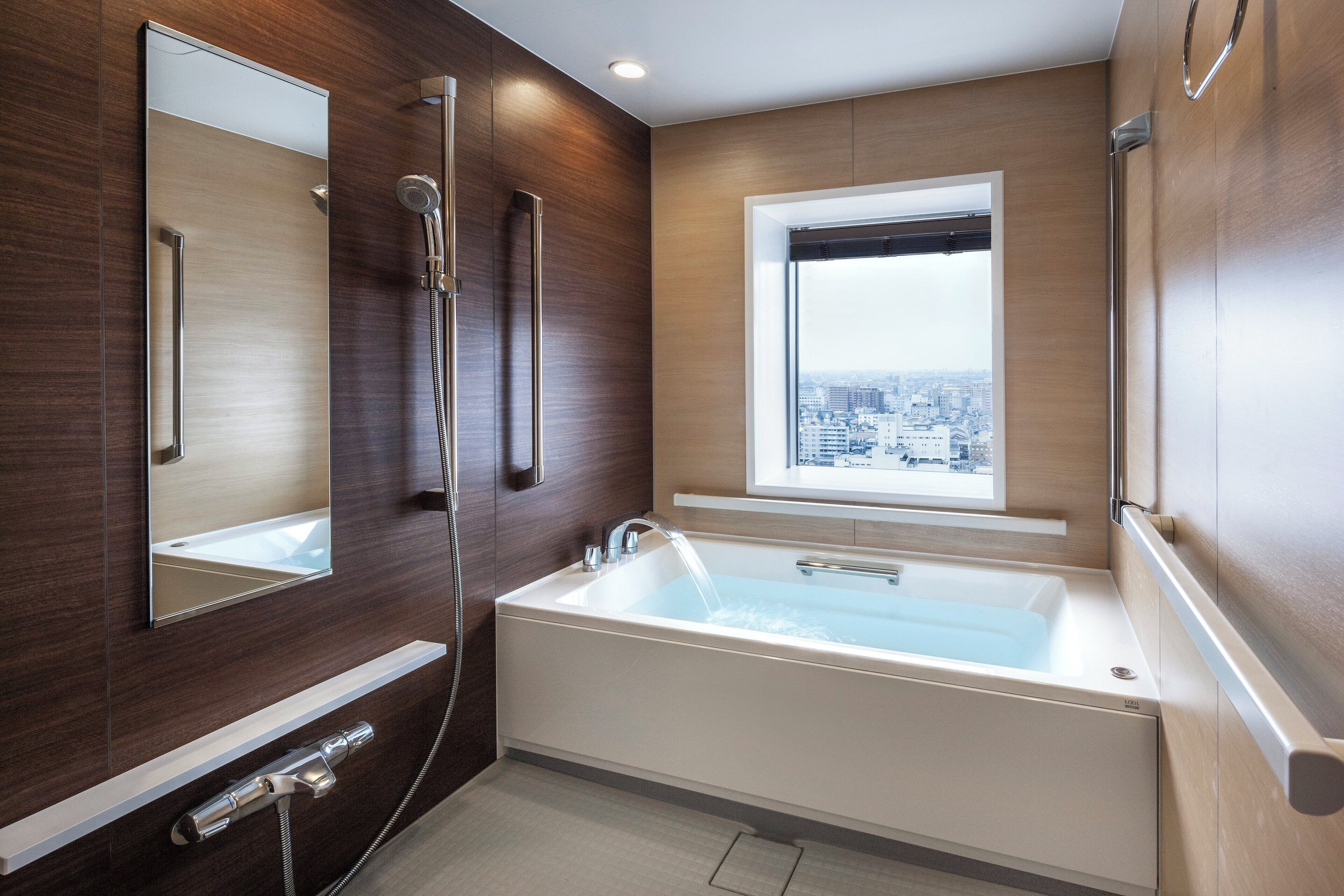 combined shower/bathtub, deep-soaking bathtub, free toiletries