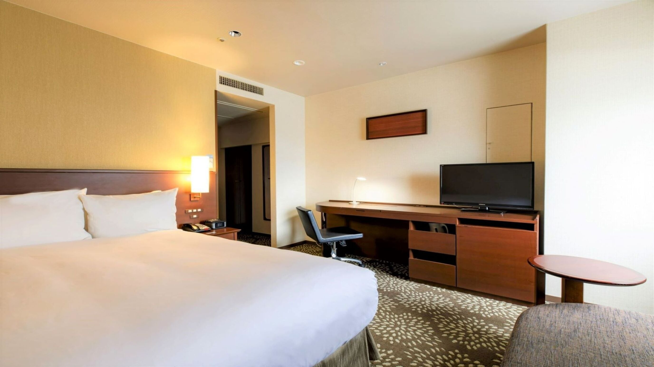 Standard Room, 1 Double Bed | In-room safe, desk, blackout curtains, iron/ironing board