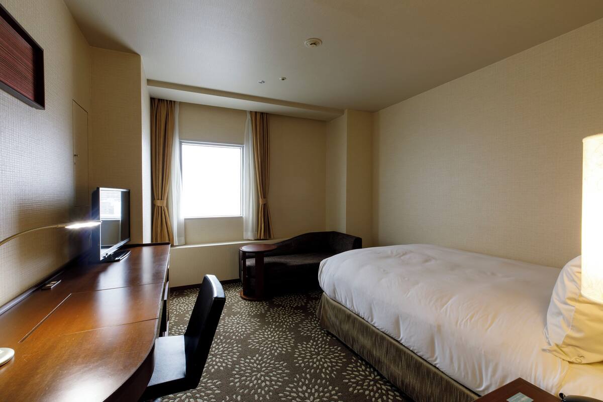 Standard Room, 1 Queen Bed | In-room safe, desk, blackout drapes, iron/ironing board