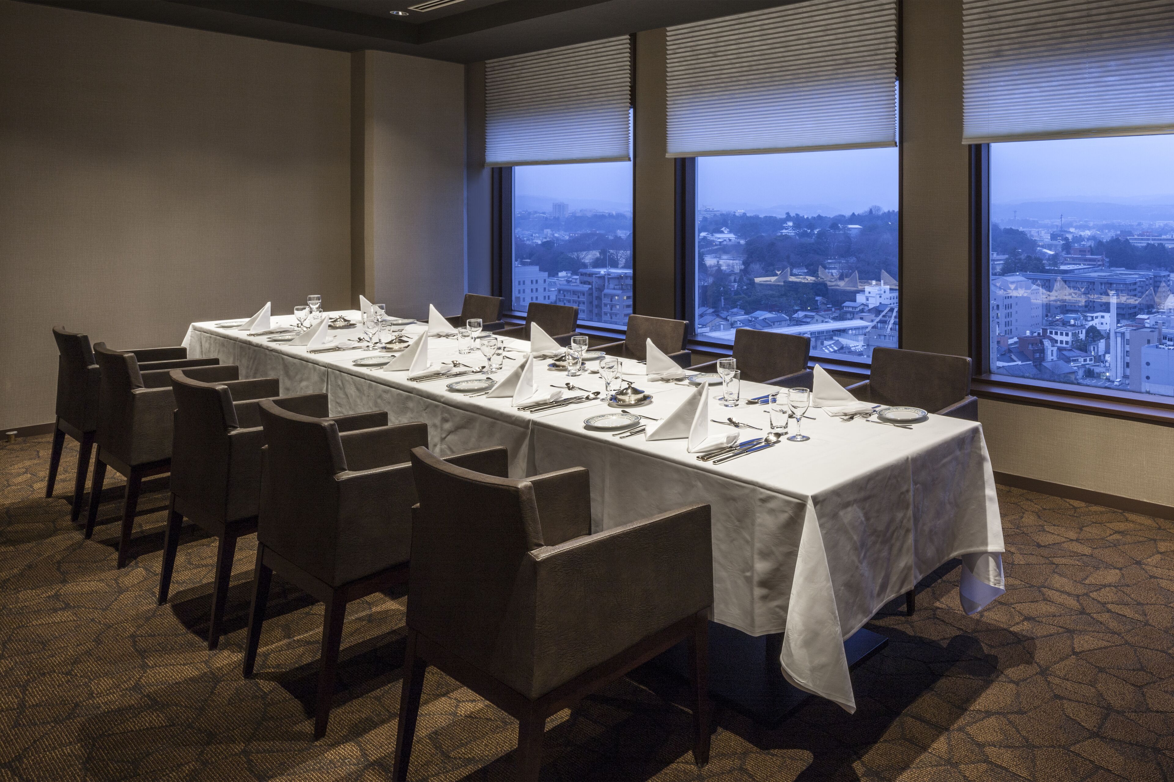 2 restaurants, breakfast, lunch, dinner served; chinese cuisine