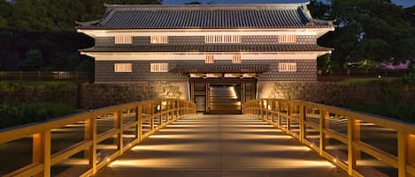 Un edificio japonés tradicional con un puente de madera que conduce a la entrada.