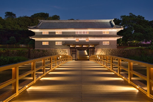 A traditional Japanese building with a wooden bridge leading to the entrance. - Holiday Inn ANA Kanazawa Sky by IHG (Kanazawa)