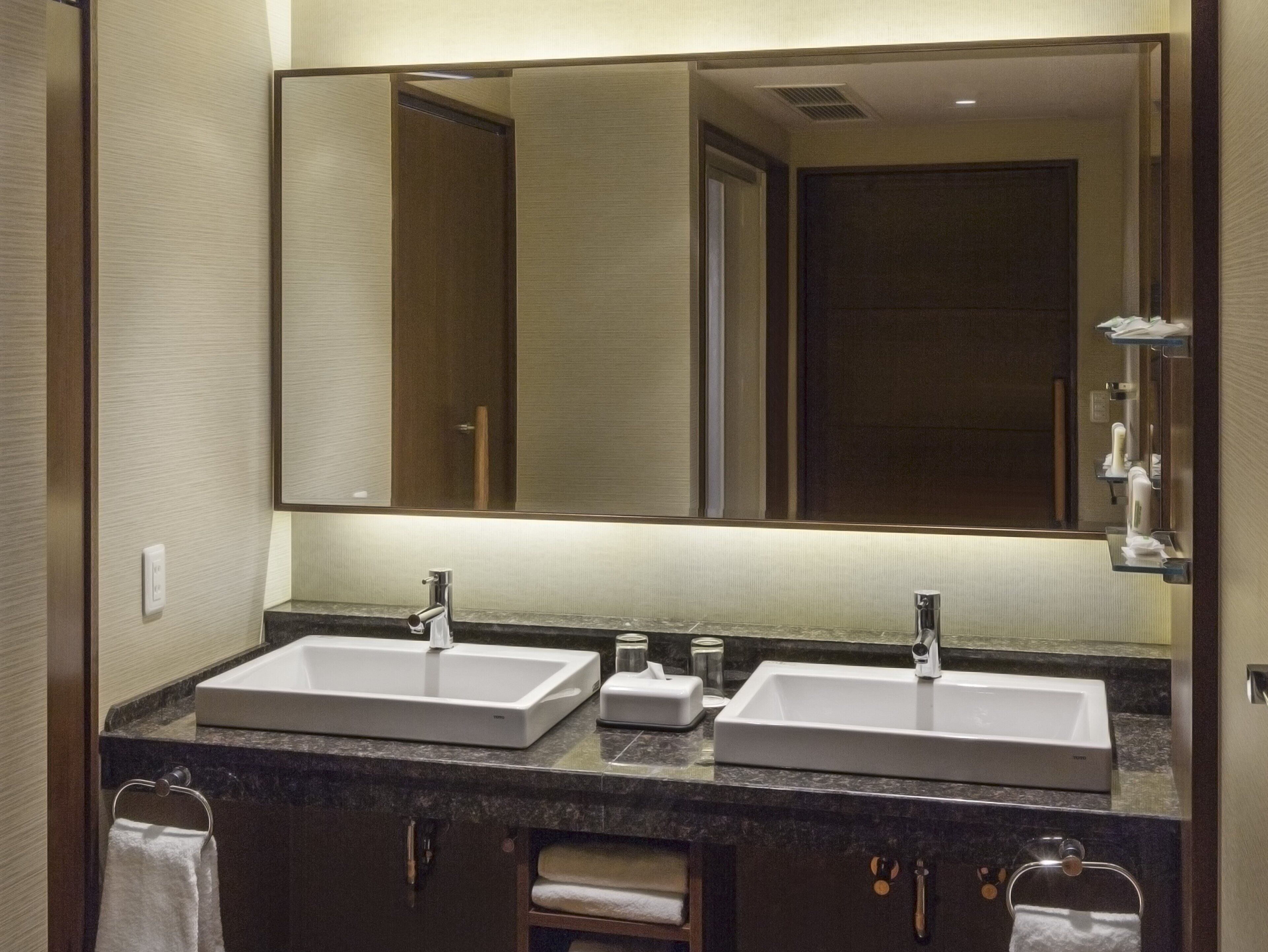 combined shower/bathtub, deep-soaking bathtub, free toiletries