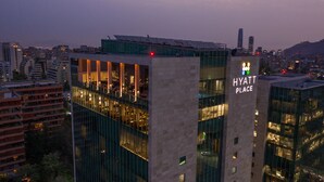 Un edificio moderno con fachada de vidrio y un letrero que dice "HYATT PLACE".