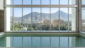 Una piscina con vista a montañas y edificios.