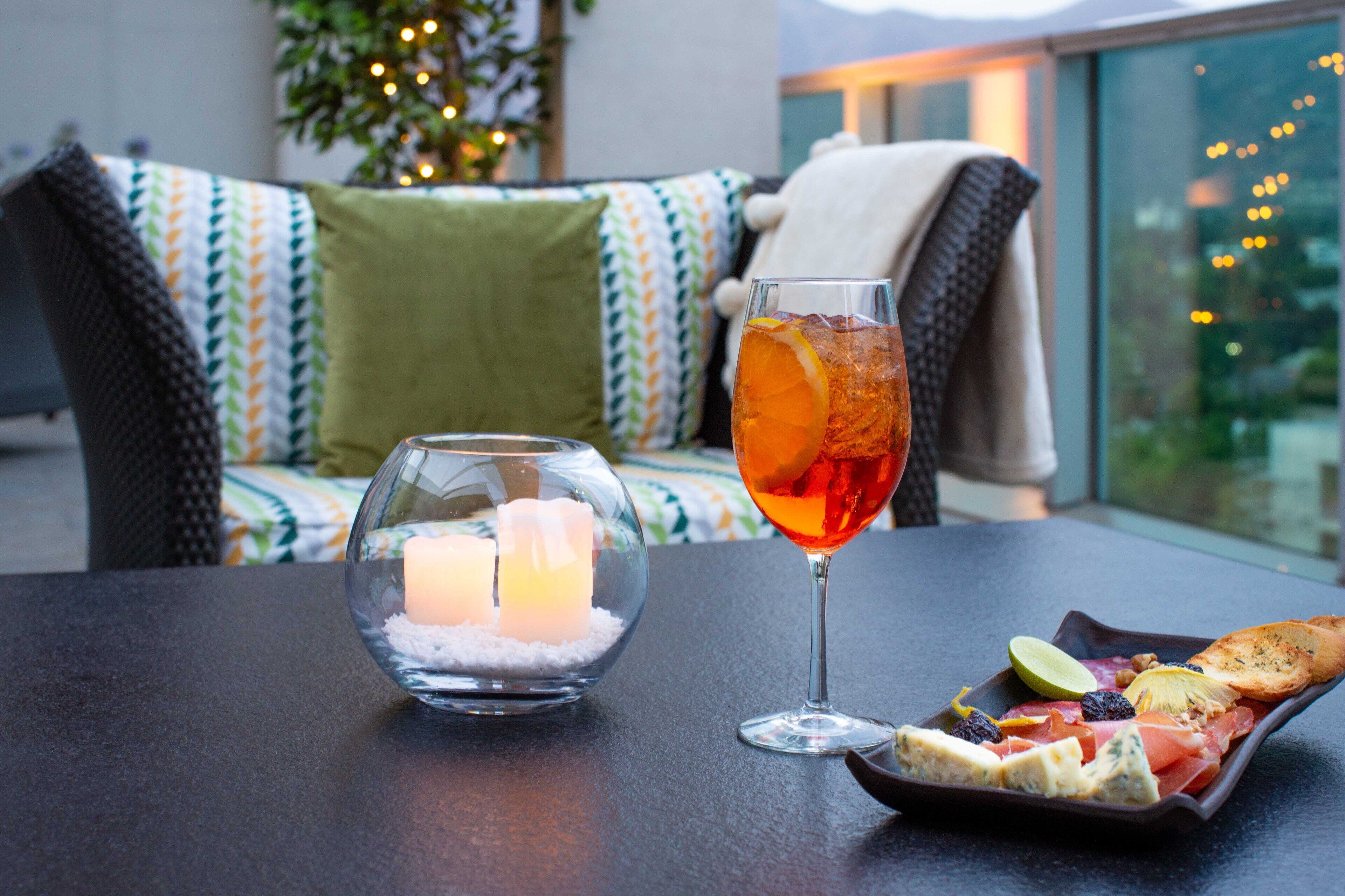 lunch and dinner served, international cuisine