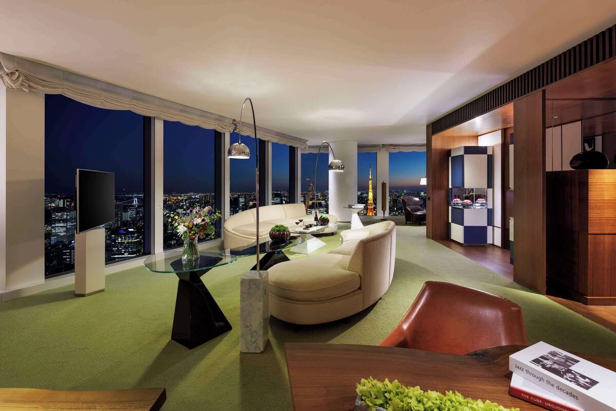 Phòng Suite (Andaz) | Minibar với thức uống miễn phí, két bảo mật tại phòng, bàn 
