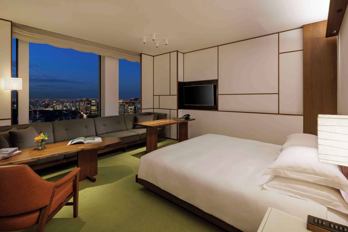 Minibar với thức uống miễn phí, két bảo mật tại phòng, bàn 