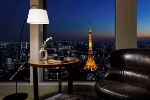Suite (Andaz) | Artículos del minibar gratis y caja de seguridad en la habitación 