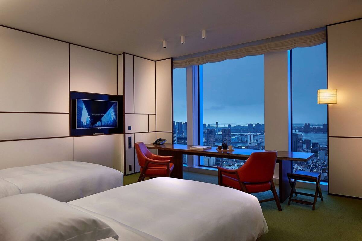 Minibar với thức uống miễn phí, két bảo mật tại phòng, bàn 
