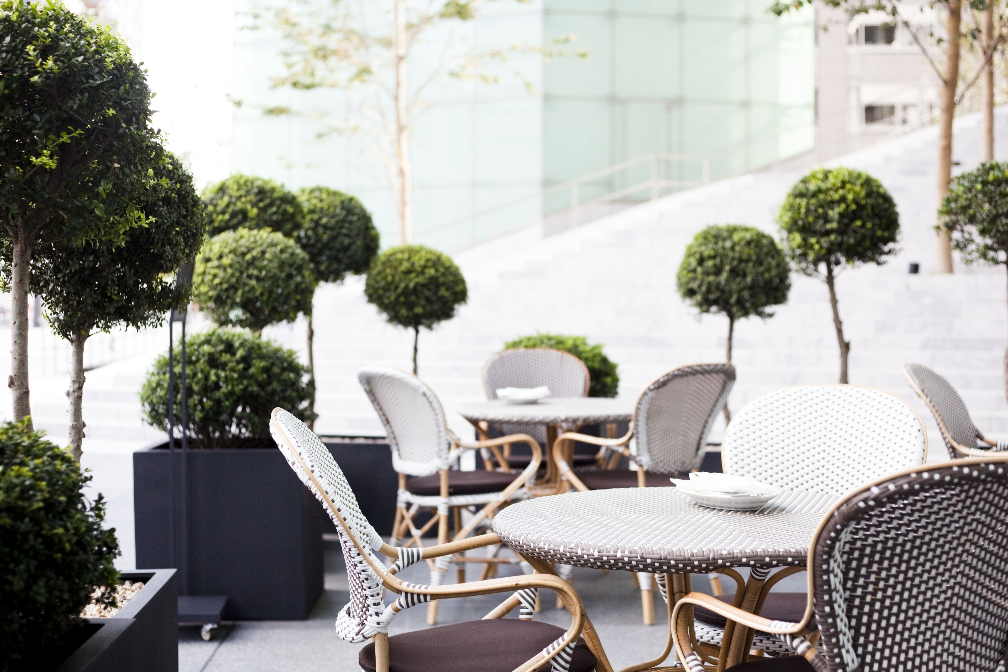 3 restaurants, breakfast, lunch, dinner served; local cuisine