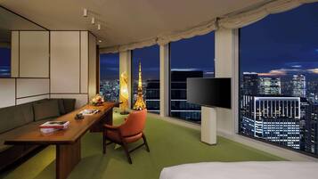 Habitación Deluxe, 1 cama King size (Tower View) | Artículos del minibar gratis y caja de seguridad en la habitación