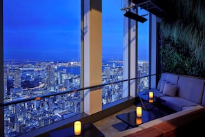 Rooftop bar, al fresco dining, open daily