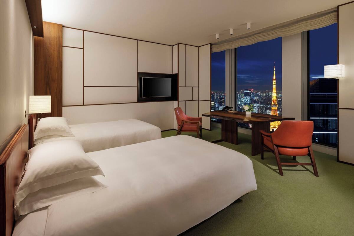 Minibar với thức uống miễn phí, két bảo mật tại phòng, bàn 