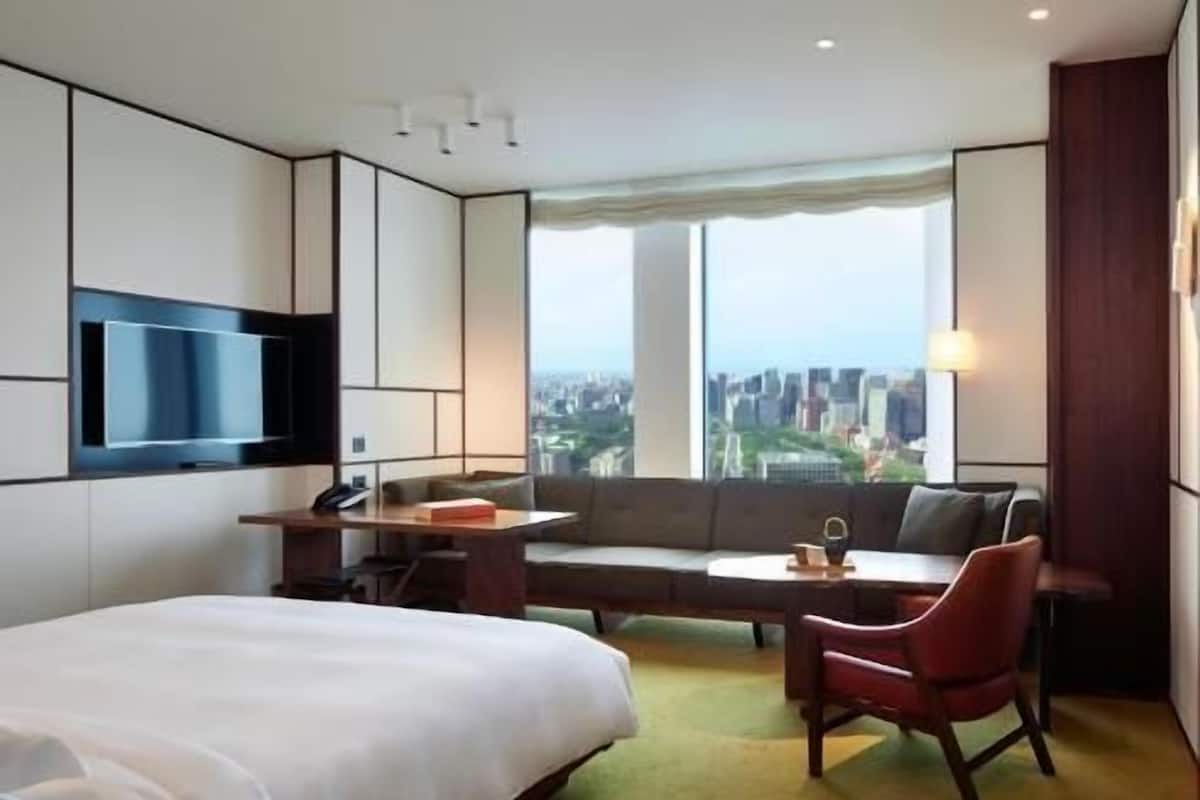 Free minibar, in-room safe, desk, blackout drapes