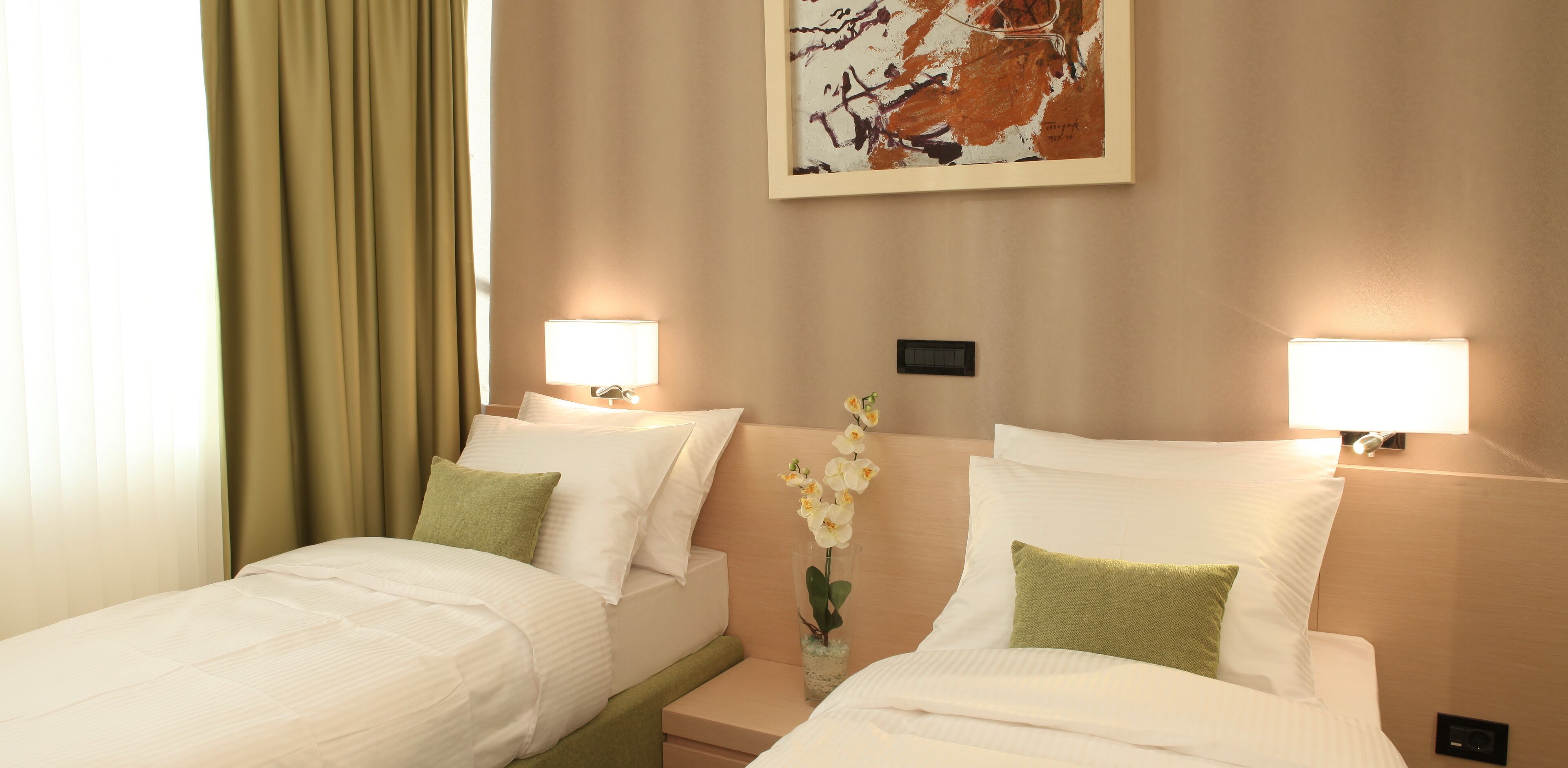 family room | minibar, in-room safe, desk, laptop workspace