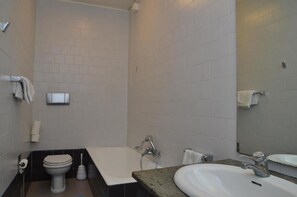 Amenidades de baño gratuitas, secadora de cabello, bidet, toallas 